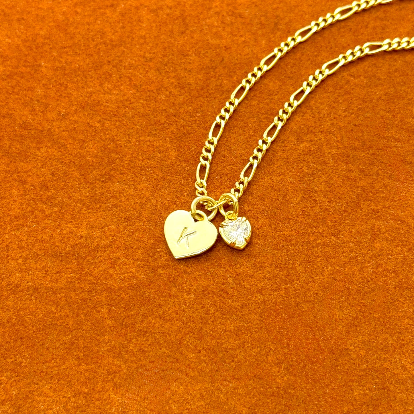 Pulsera de cadena Figaro con dije de piedra preciosa con inicial de corazón