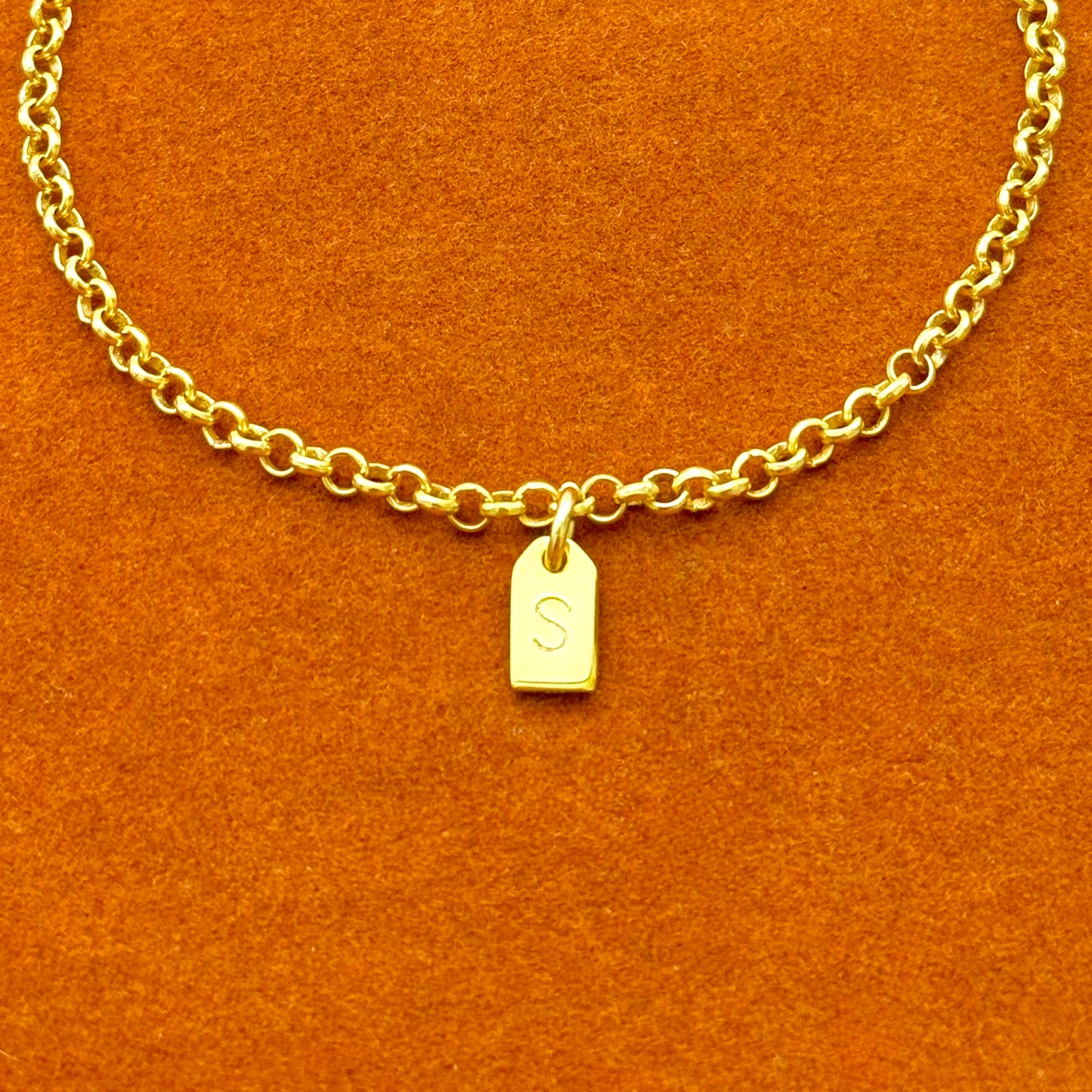 Pulsera con etiqueta inicial en cadena Rolo