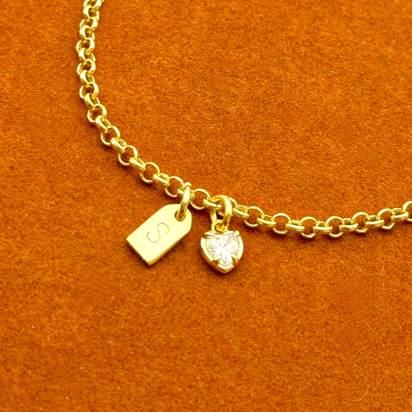 Pulsera de cadena rolo con dije de corazón y etiqueta inicial