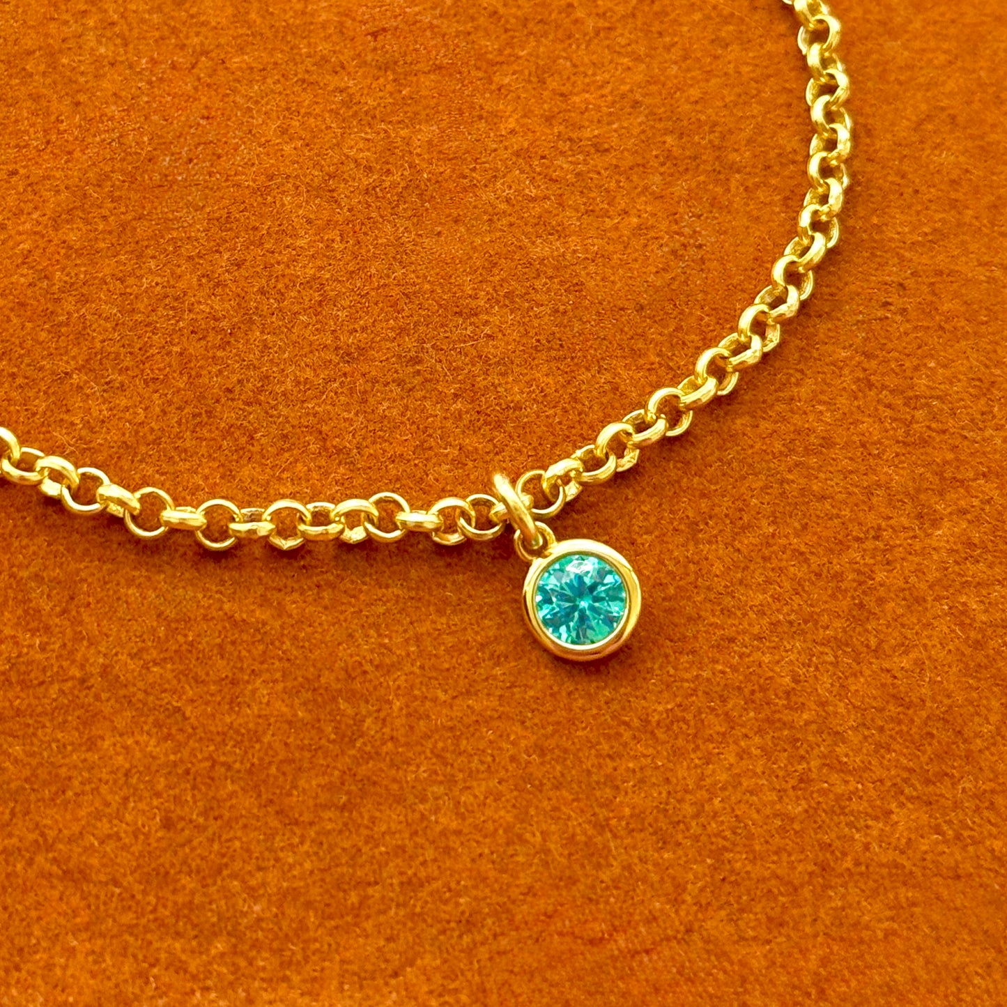 Pulsera de cadena rolo con inicial de corazón y piedra preciosa redonda