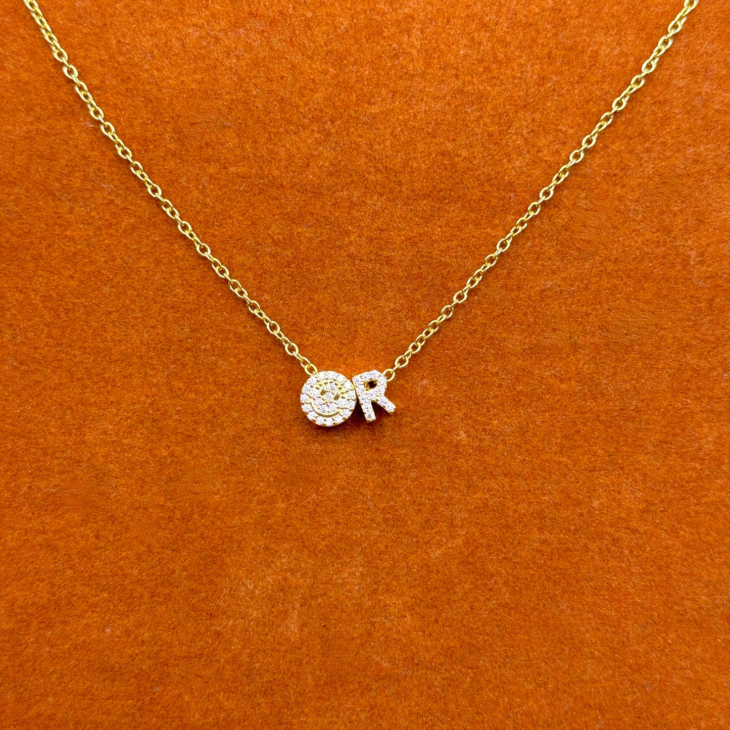 Collar con dije feliz y inicial