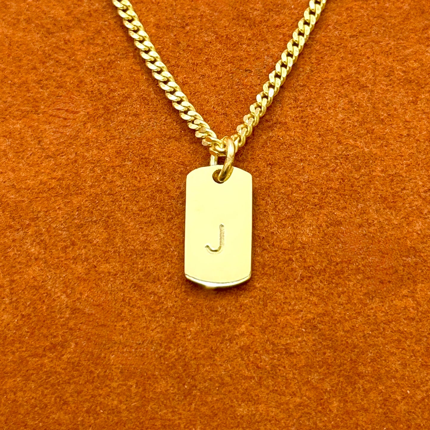 Colgante con etiqueta inicial personalizada en collar de cadena tipo cable