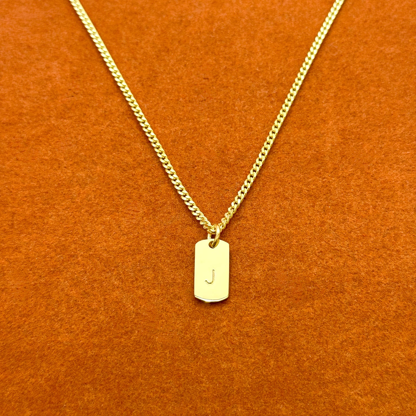 Colgante con etiqueta inicial personalizada en collar de cadena tipo cable