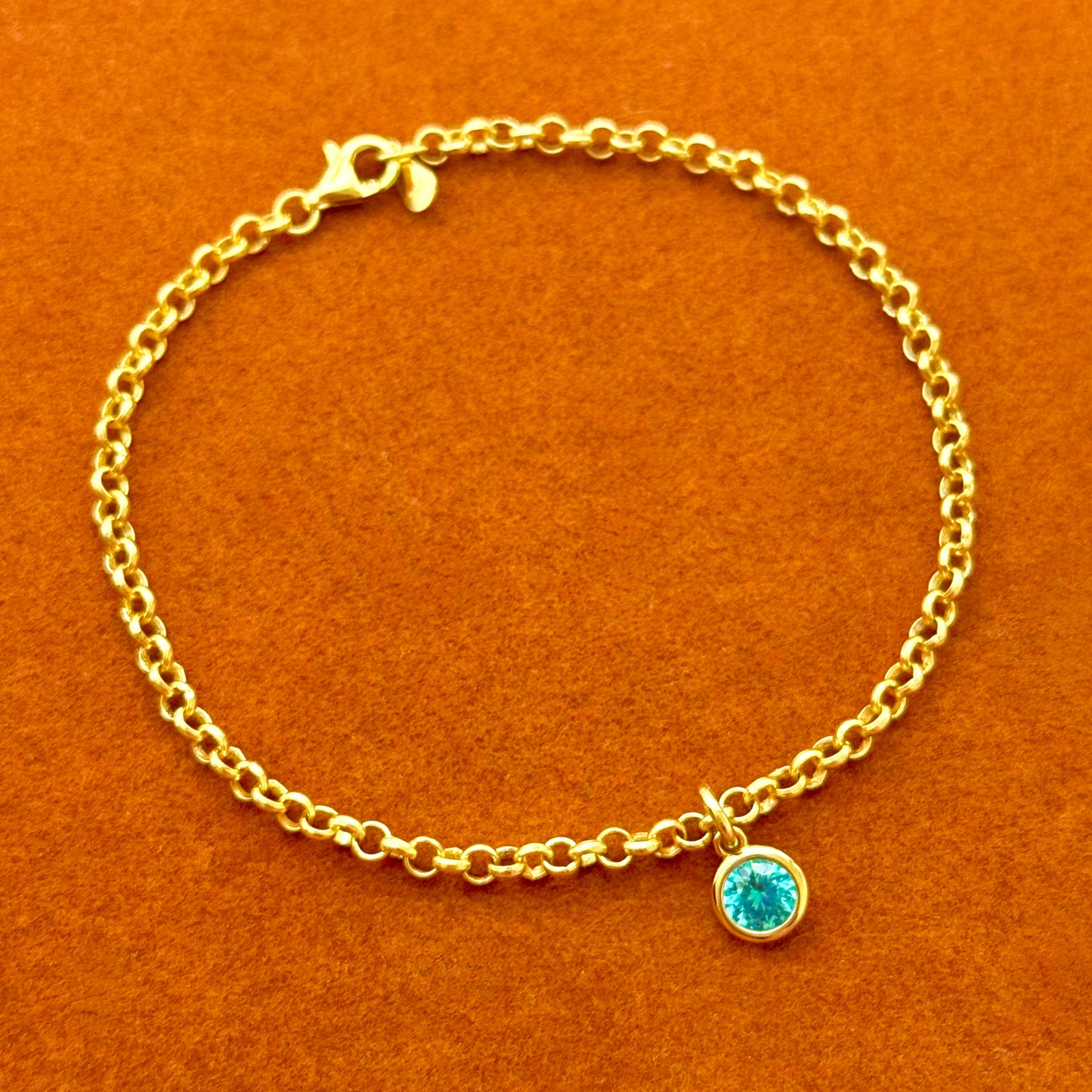 Pulsera de cadena rolo con inicial de corazón y piedra preciosa redonda