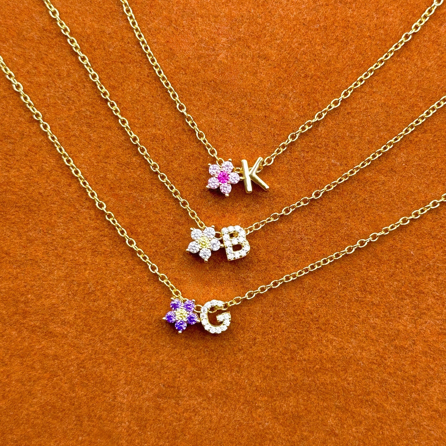 Collar o pulsera con dije de piedra preciosa en forma de flor y letra inicial a elegir