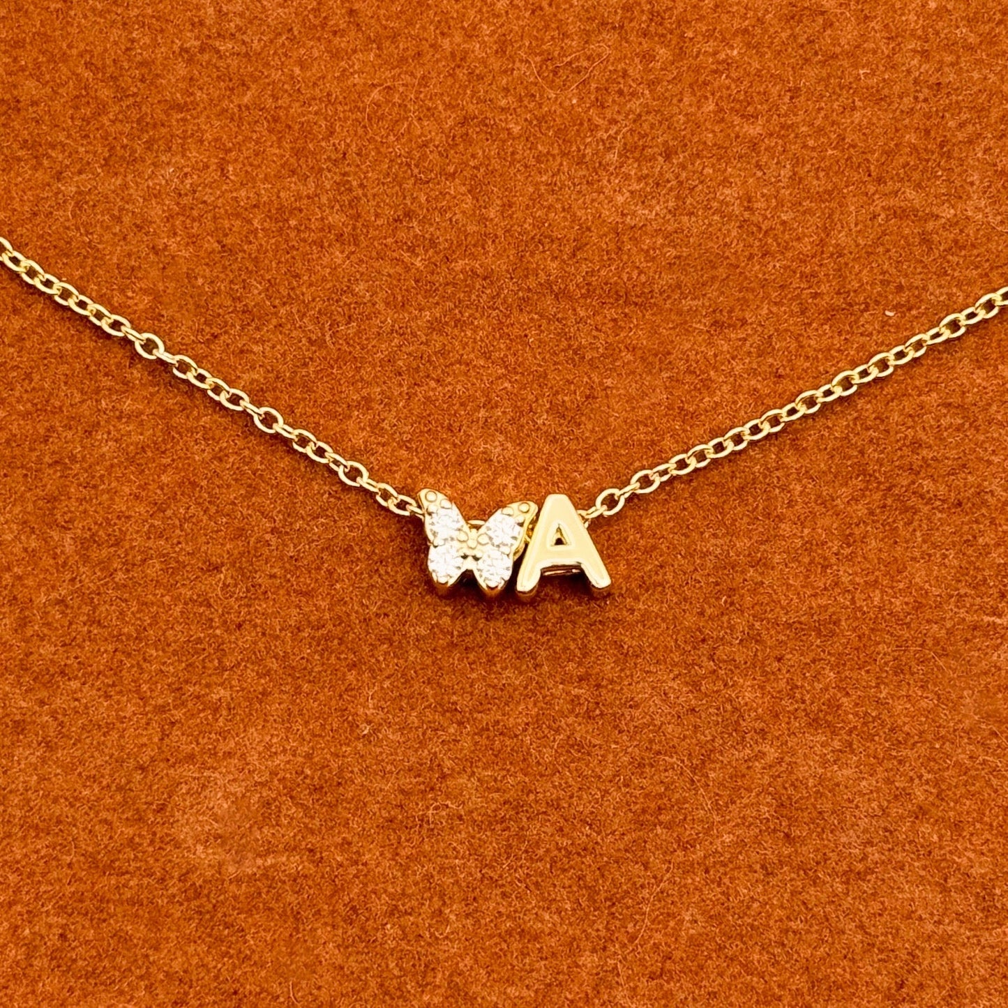 Collar tipo cable con dije de mariposa blanca y letra inicial