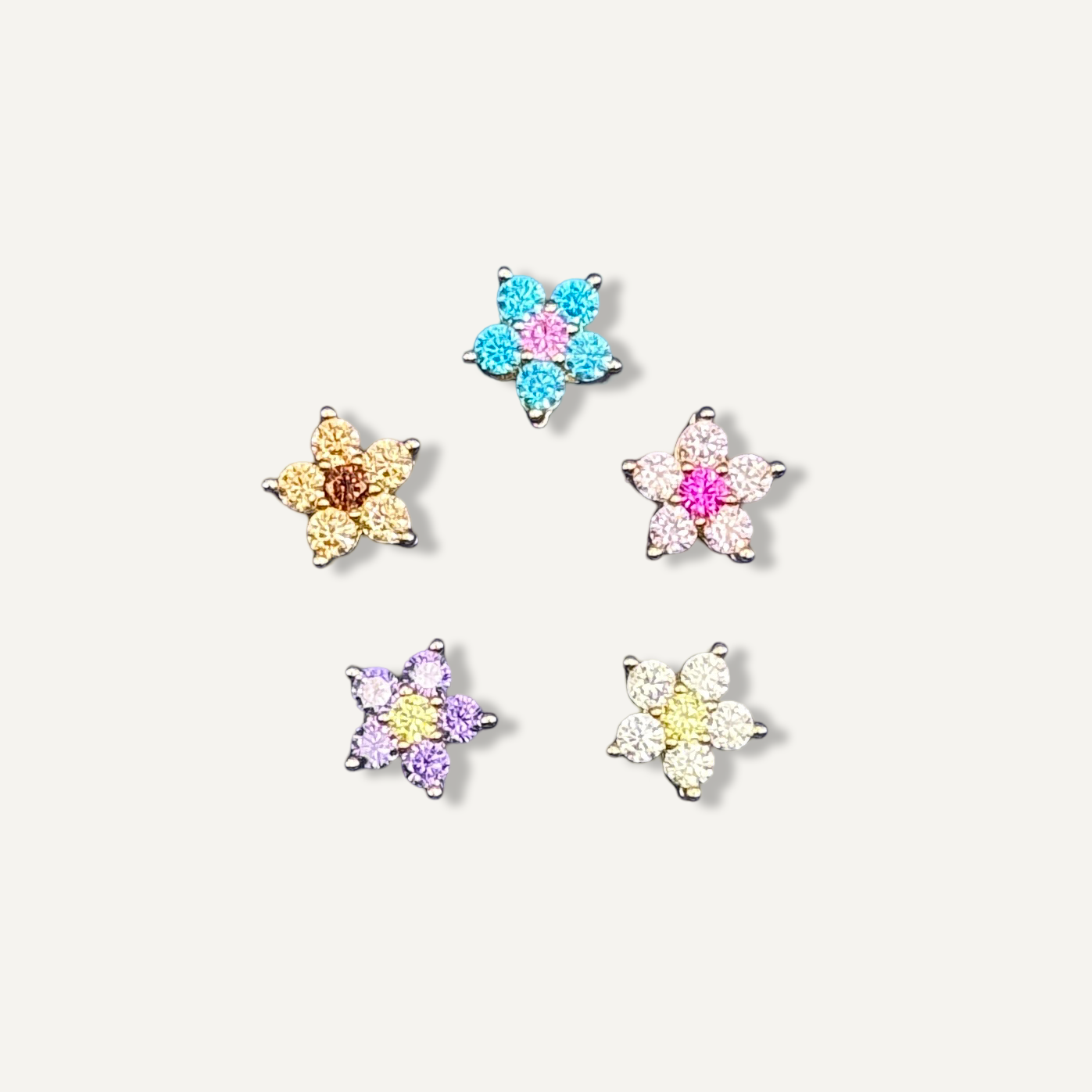 Collar o pulsera con dije de piedra preciosa en forma de flor y letra inicial a elegir