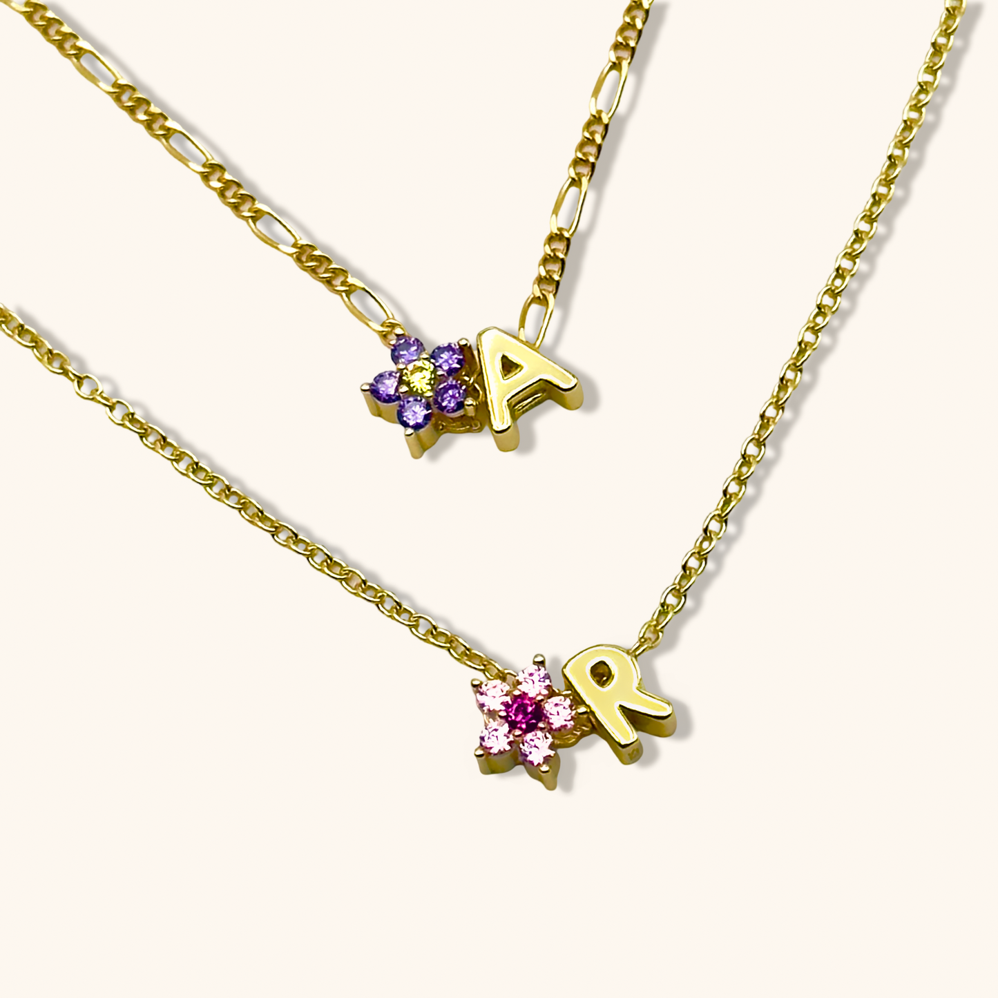 Collar o pulsera con dije de piedra preciosa en forma de flor y letra inicial a elegir