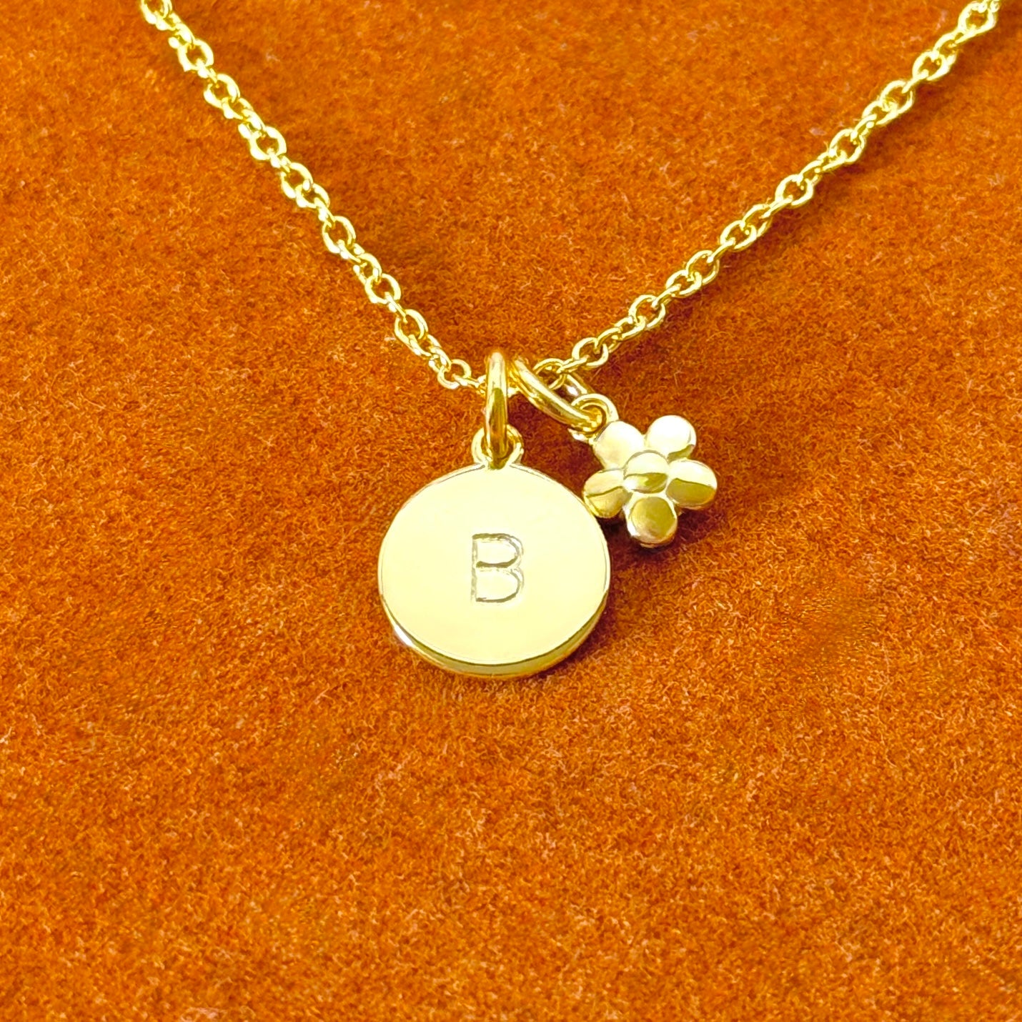 Collar con colgante de flor e inicial redonda