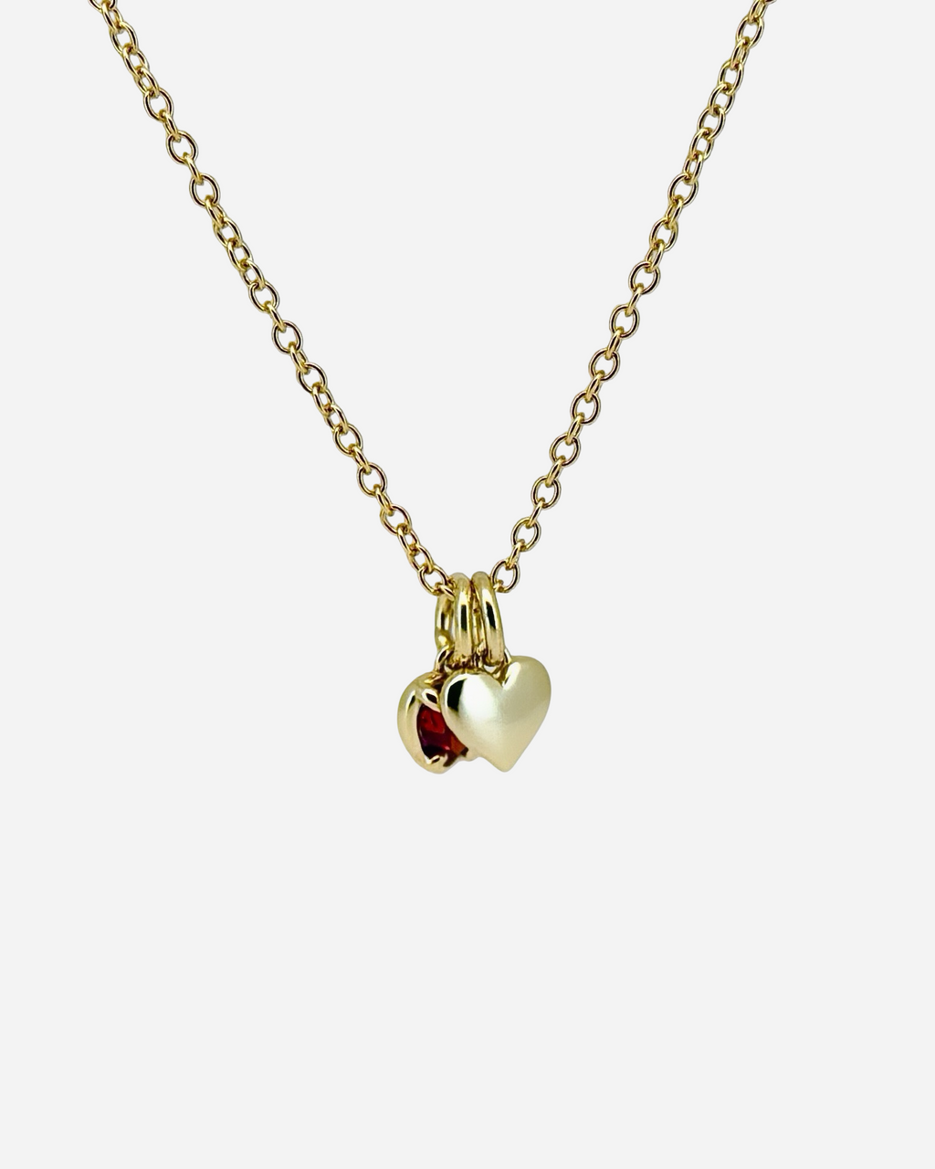 Collar con cadena tipo cable y piedra preciosa de corazón rojo con su propio corazoncito