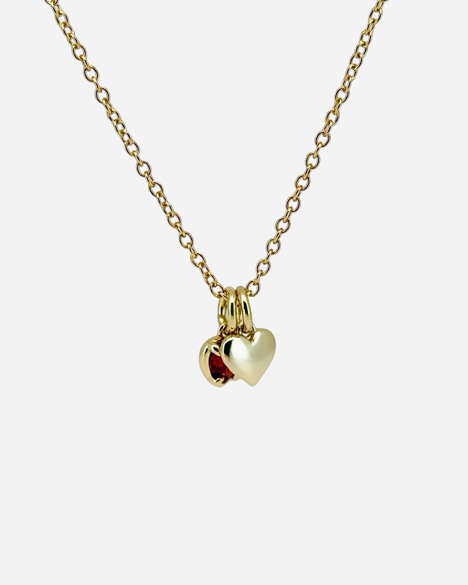 Collar con cadena tipo cable y piedra preciosa de corazón rojo con su propio corazoncito