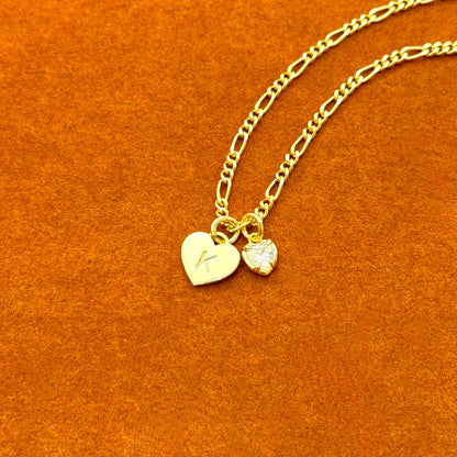 Pulsera de cadena Figaro con dije de piedra preciosa con inicial de corazón