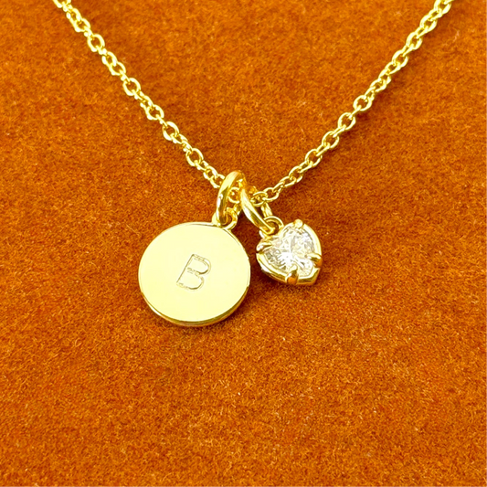 Collar con colgante de piedra preciosa con inicial redonda y corazón