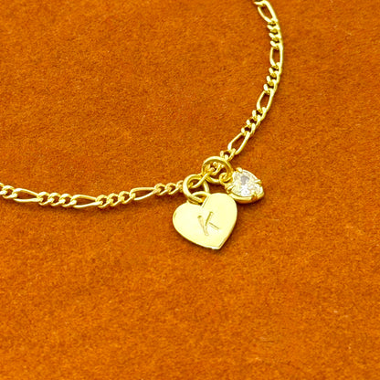 Pulsera de cadena Figaro con dije de piedra preciosa con inicial de corazón