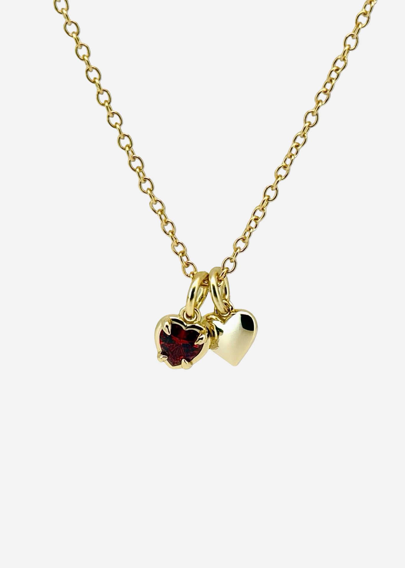 Collar con cadena tipo cable y piedra preciosa de corazón rojo con su propio corazoncito