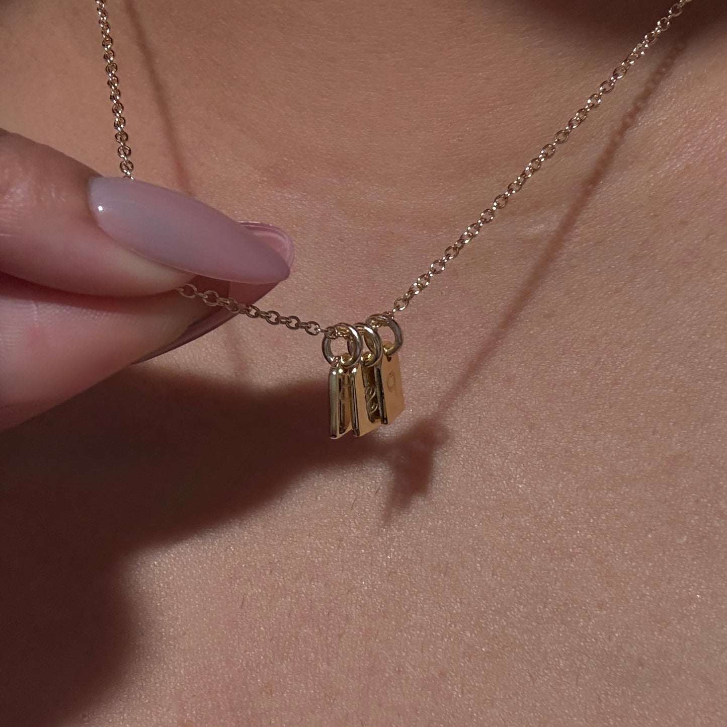 Colgante con etiqueta inicial personalizada en collar de cadena tipo cable 