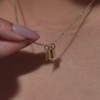 Colgante con etiqueta inicial personalizada en collar de cadena tipo cable 