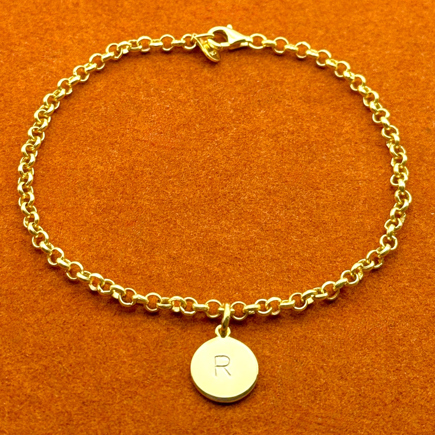 Pulsera de cadena rolo con inicial redonda