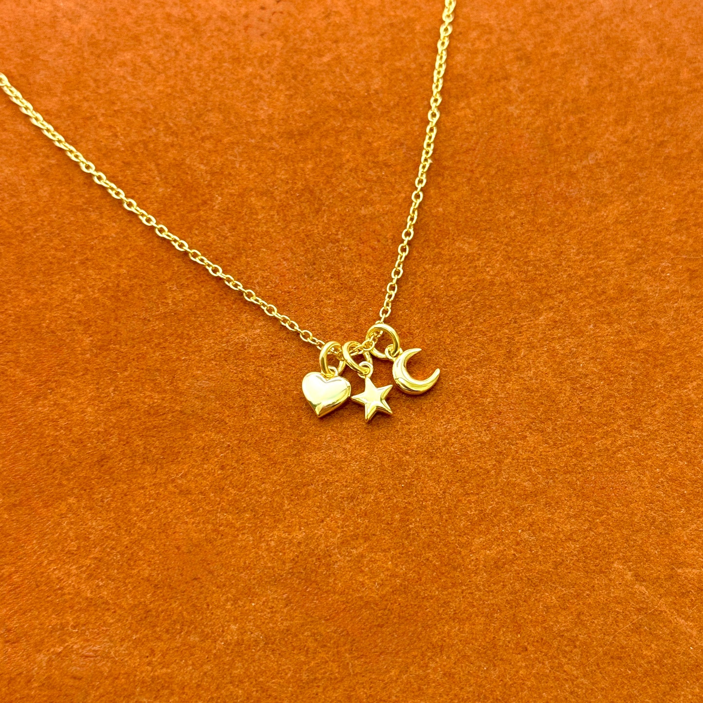 Collar de corazón, estrella y luna
