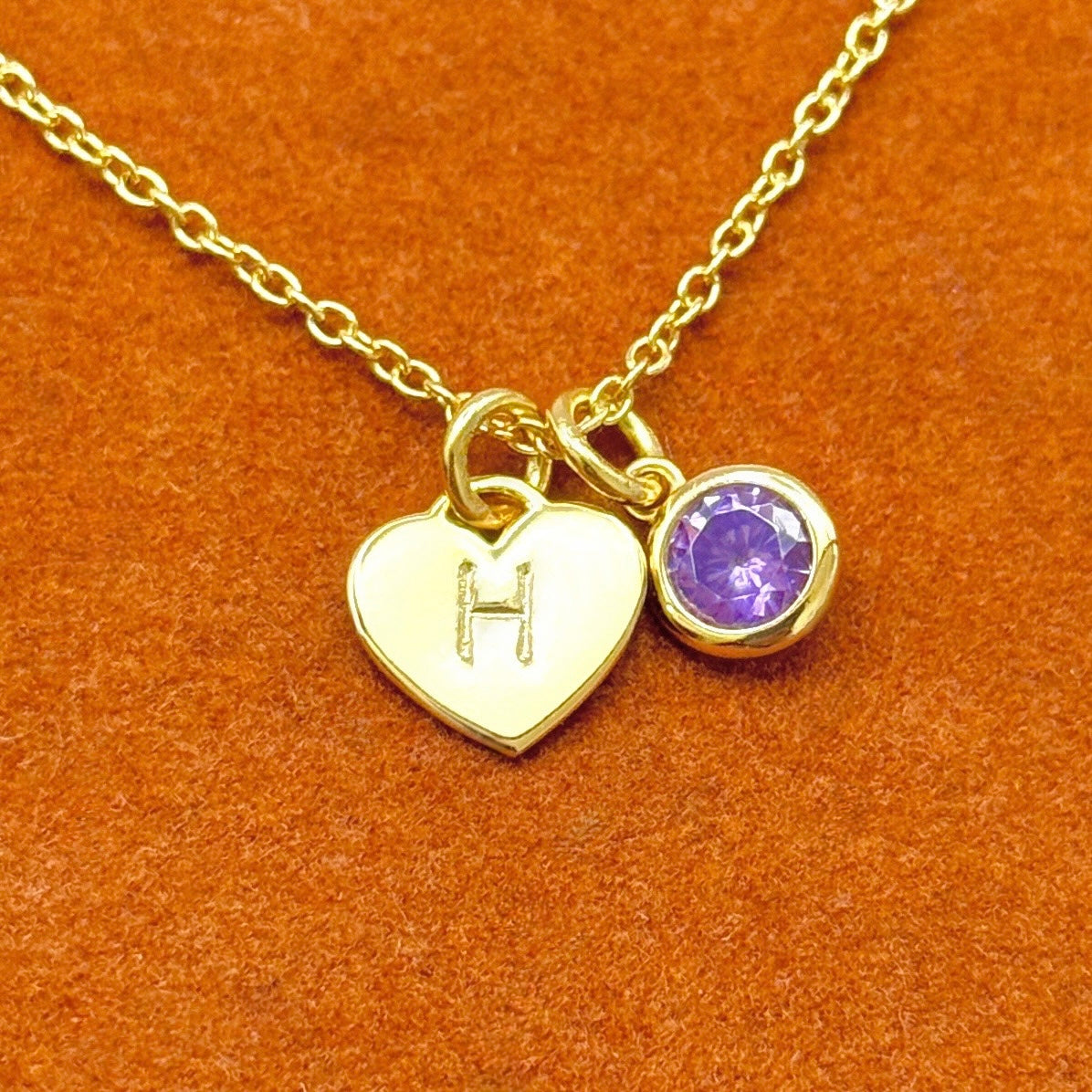 Collar con colgante de piedra preciosa redonda y inicial de corazón