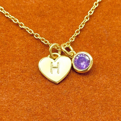 Collar con colgante de piedra preciosa redonda y inicial de corazón