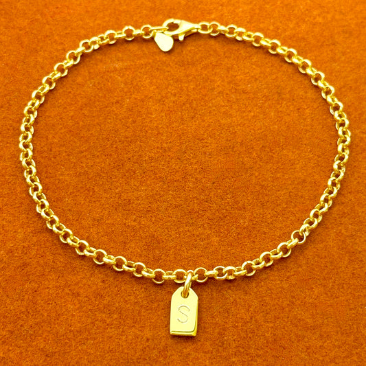 Pulsera con etiqueta inicial en cadena Rolo
