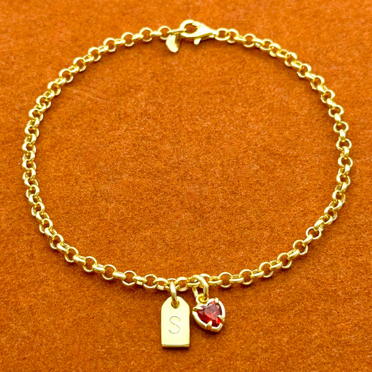 Pulsera de cadena rolo con colgante de corazón rojo y etiqueta inicial