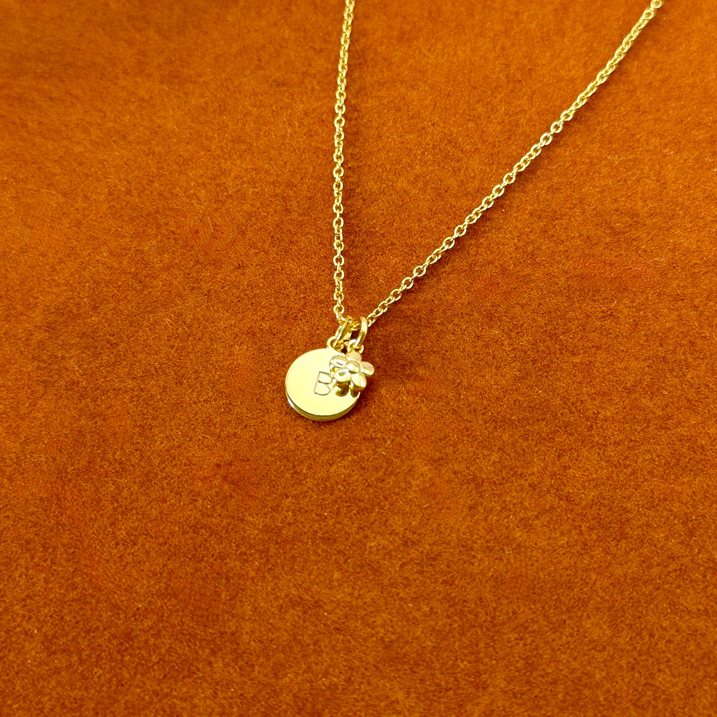 Collar con colgante de flor e inicial redonda