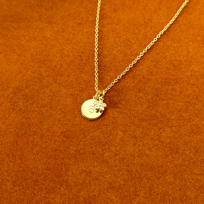 Collar con colgante de flor e inicial redonda