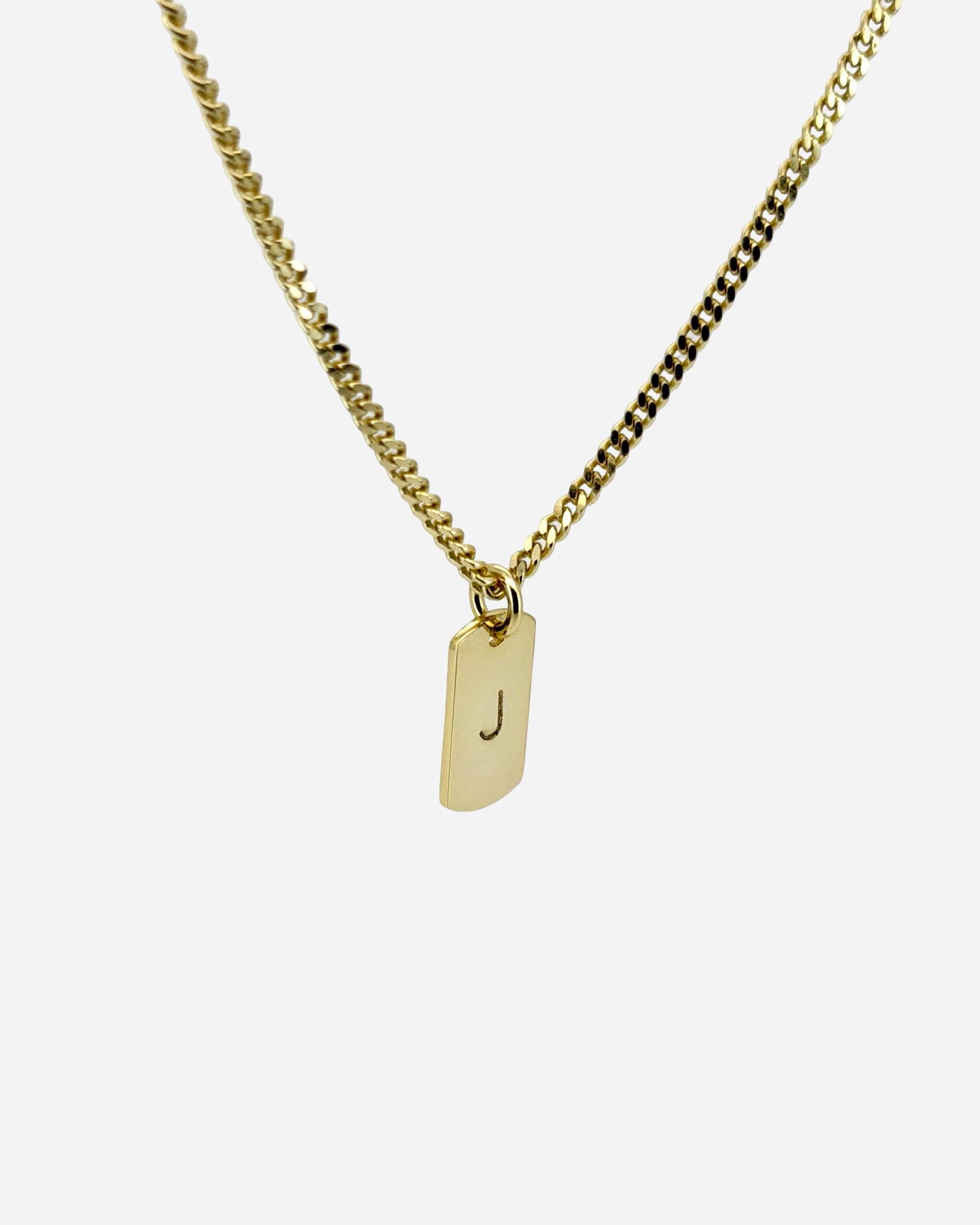 Colgante con etiqueta inicial personalizada en collar de cadena tipo cable 