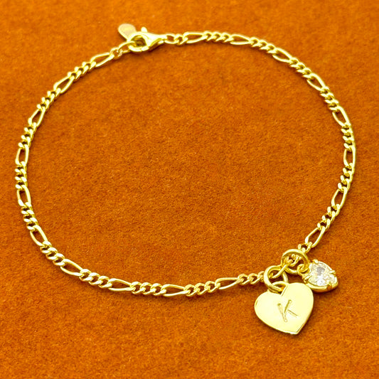 Pulsera de cadena Figaro con dije de piedra preciosa con inicial de corazón