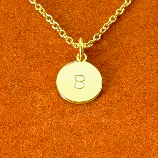 Collar personalizado con inicial redonda en cadena tipo cable