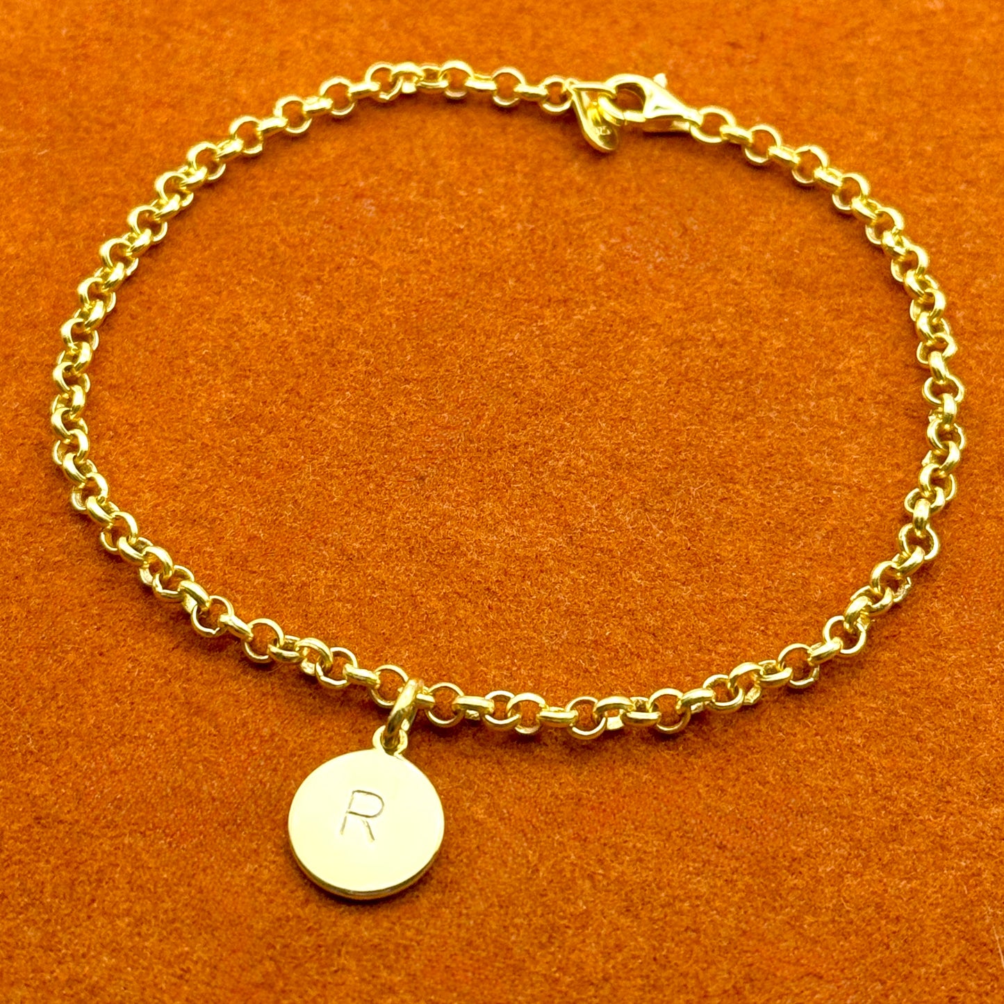 Pulsera de cadena rolo con inicial redonda