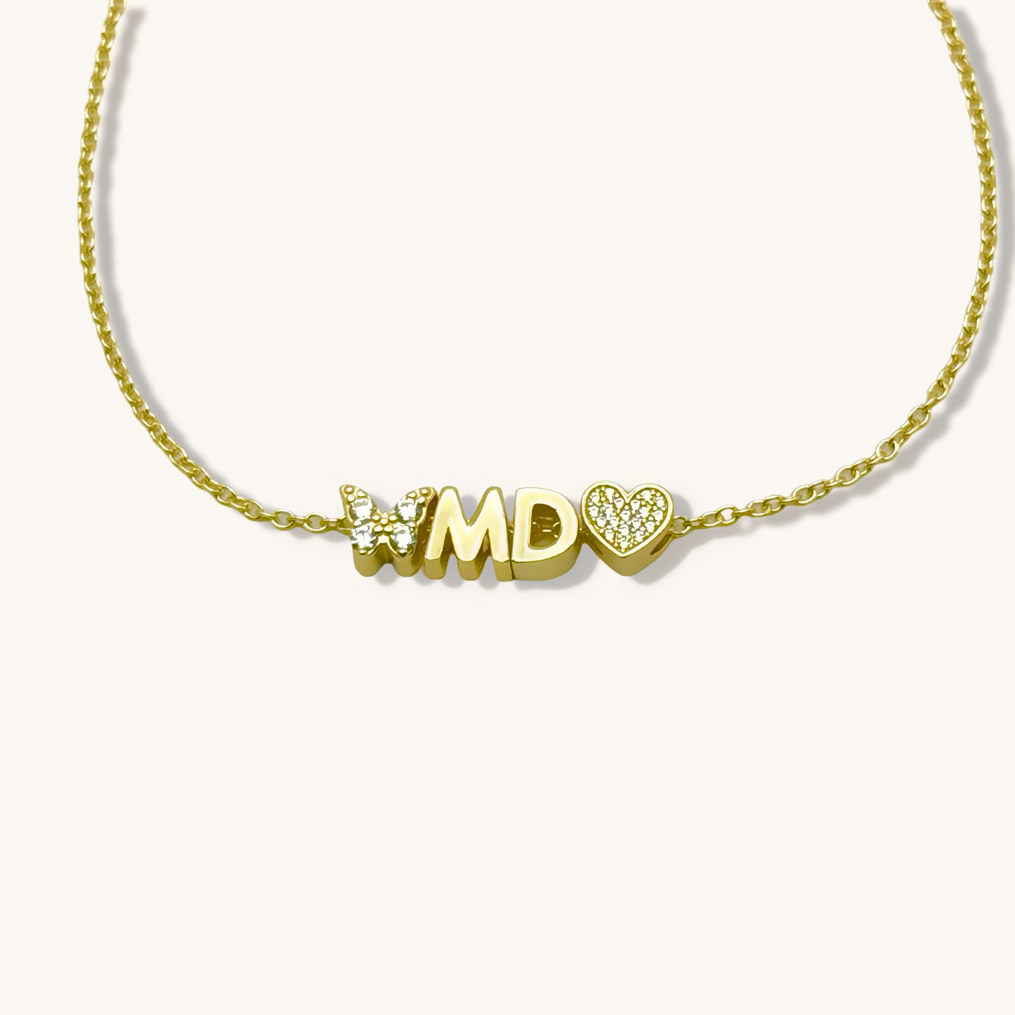 Pulsera MD con dije de piedras preciosas en forma de mariposa y corazón