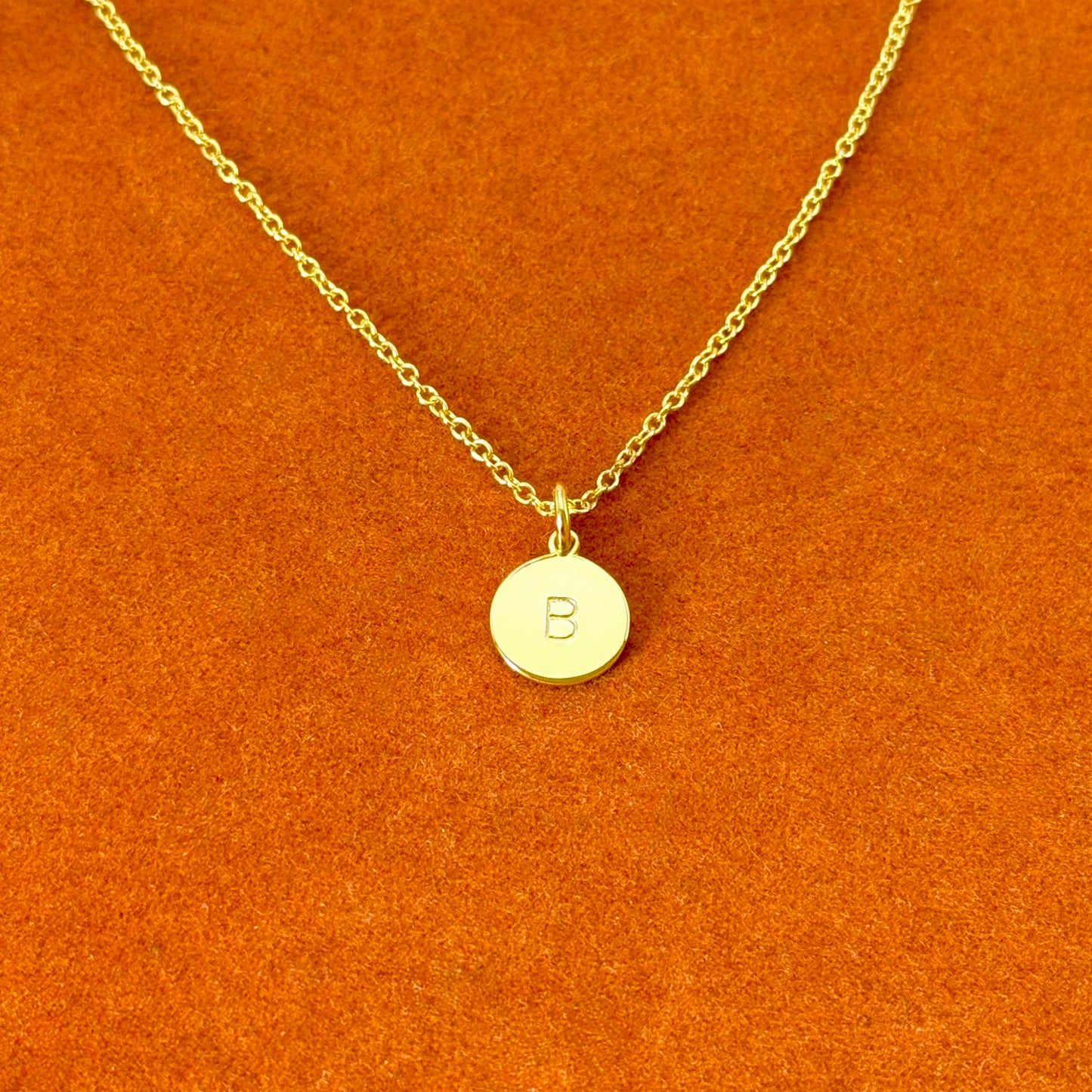 Collar personalizado con inicial redonda en cadena tipo cable