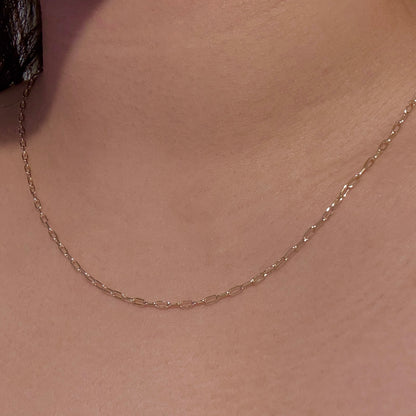Collar de cadena con clip de papel
