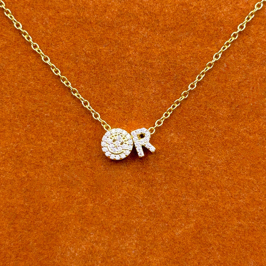 Collar con dije feliz y inicial