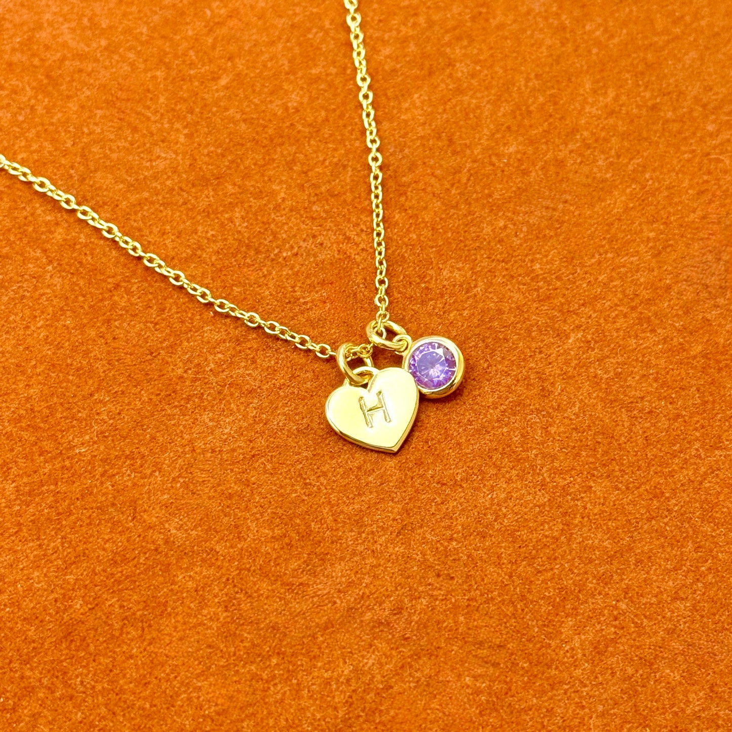 Collar con colgante de piedra preciosa redonda y inicial de corazón