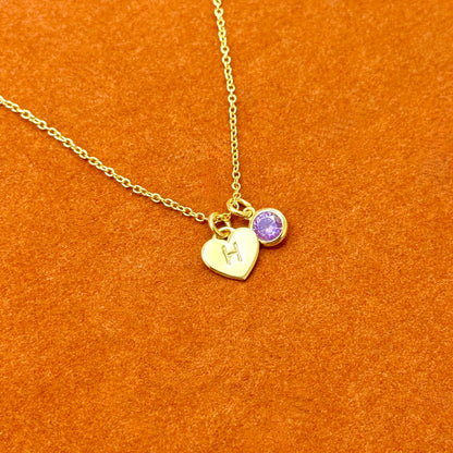 Collar con colgante de piedra preciosa redonda y inicial de corazón