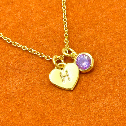 Collar con colgante de piedra preciosa redonda y inicial de corazón
