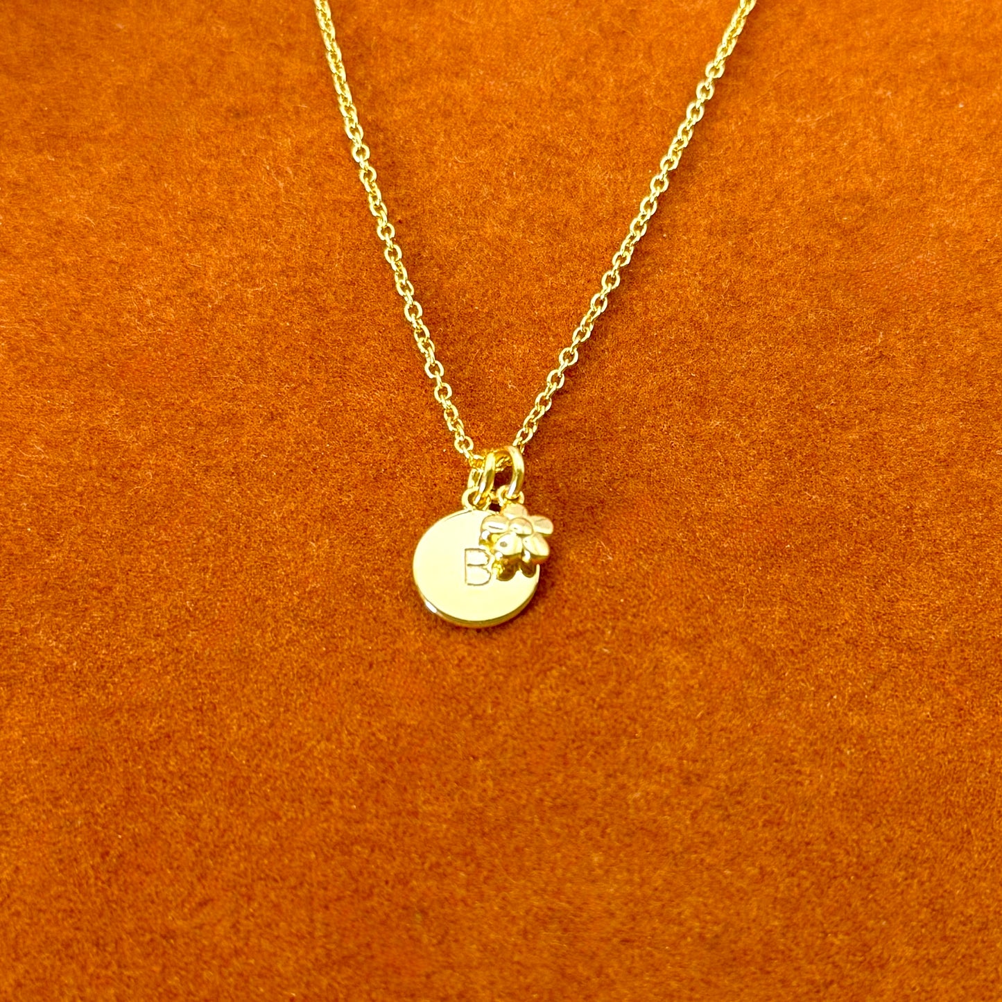 Collar con colgante de flor e inicial redonda