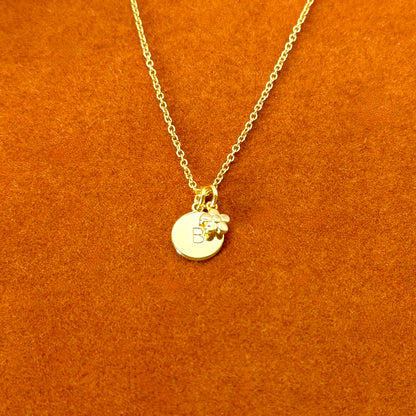 Collar con colgante de flor e inicial redonda