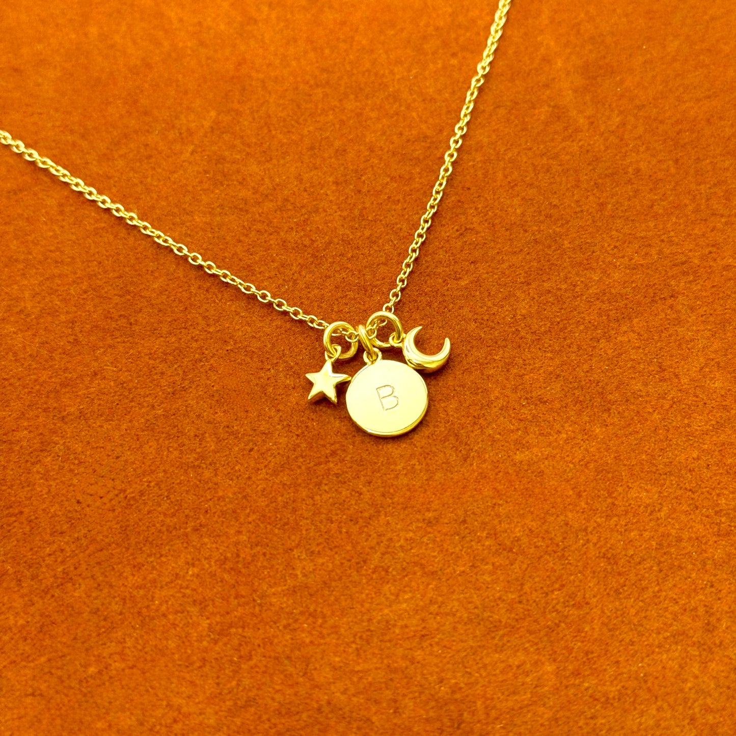 Collar con colgante de inicial redonda con luna y estrella