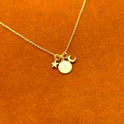 Collar con colgante de inicial redonda con luna y estrella