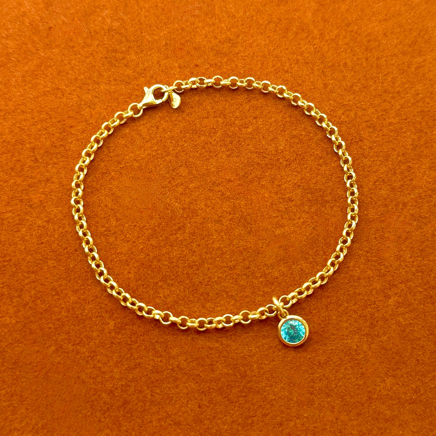 Pulsera de cadena rolo con inicial de corazón y piedra preciosa redonda