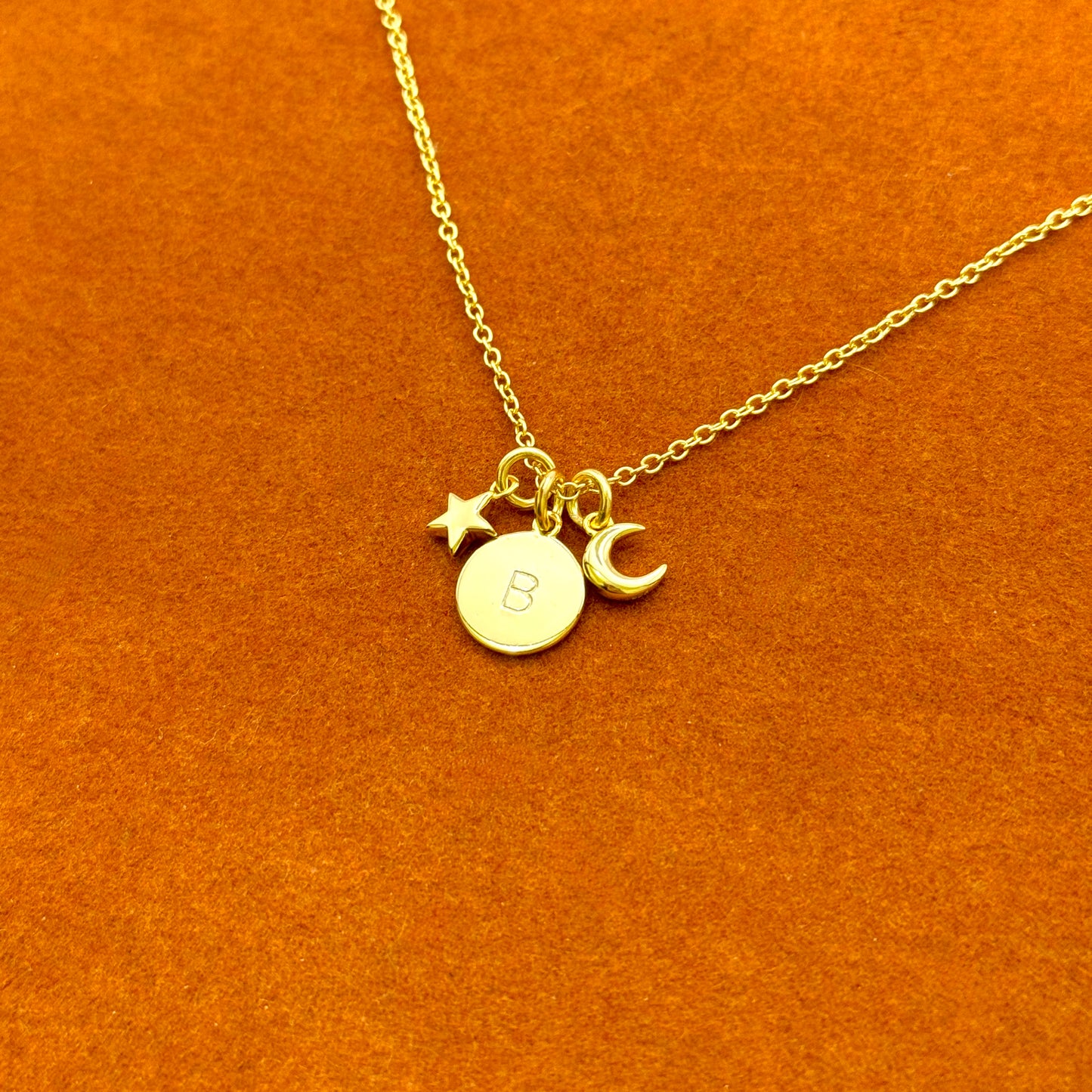 Collar con colgante de inicial redonda con luna y estrella