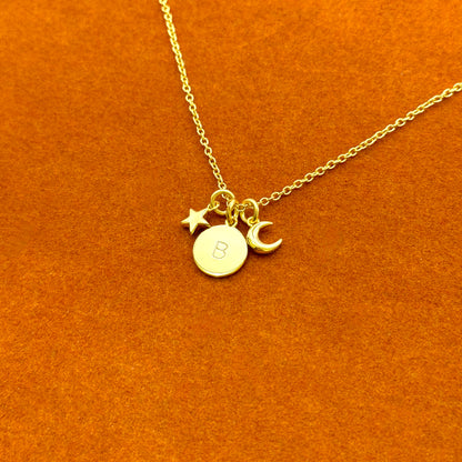 Collar con colgante de inicial redonda con luna y estrella