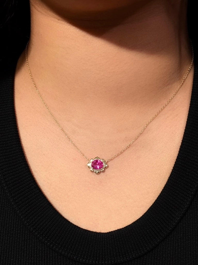 Hermoso collar de flores rosas