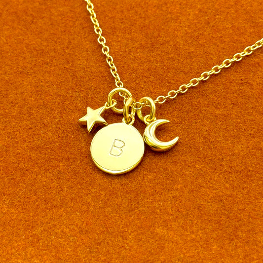 Collar con colgante de inicial redonda con luna y estrella