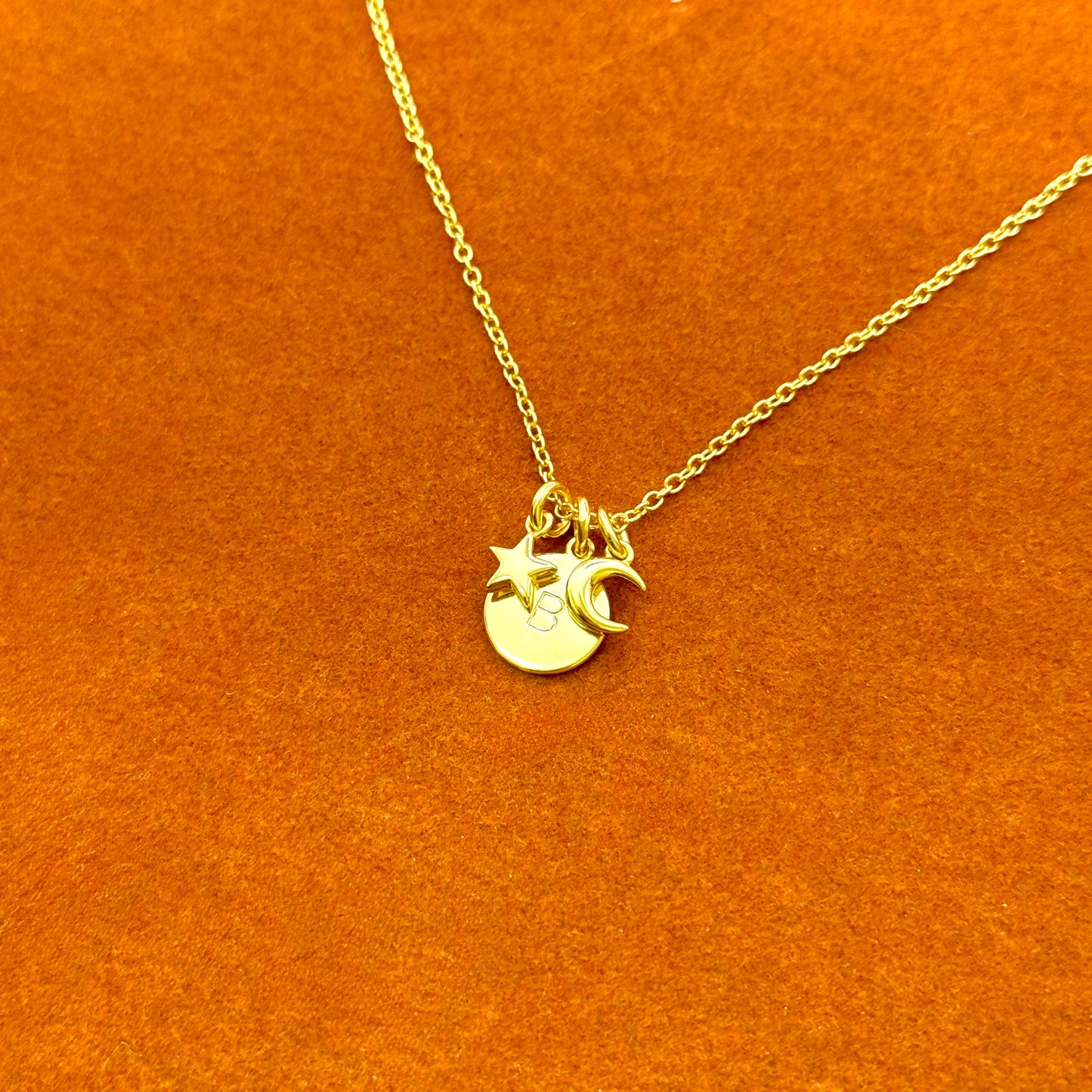 Collar con colgante de inicial redonda con luna y estrella